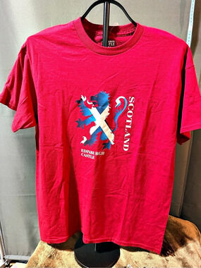 Historic Scotland Edinburgh Castle Lion Red T-Shirt Graphic T-Shirt in Red Size